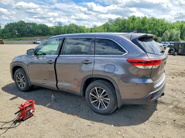 5TDJZRFH7JS561872 2018 TOYOTA HIGHLANDER - Image 2