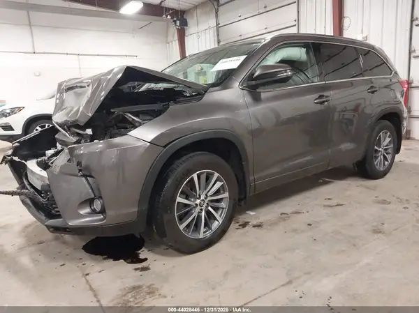 5TDJZRFH7JS562195 2018 TOYOTA HIGHLANDER - Image 2