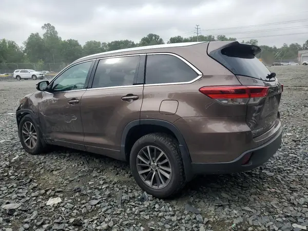 5TDJZRFH7JS803155 2018 TOYOTA HIGHLANDER - Image 2