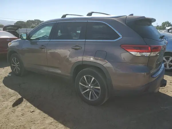 5TDJZRFH7JS811868 2018 TOYOTA HIGHLANDER - Image 2
