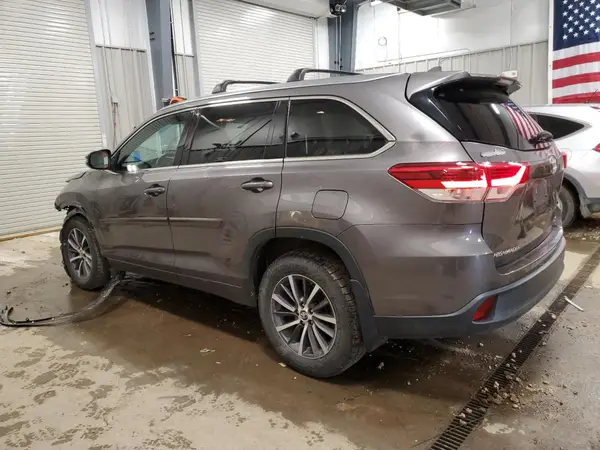 5TDJZRFH7JS817346 2018 TOYOTA HIGHLANDER - Image 2