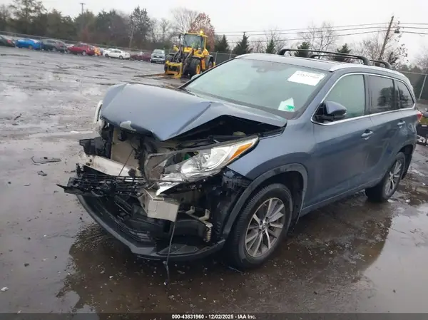 5TDJZRFH7JS823714 2018 TOYOTA HIGHLANDER - Image 2