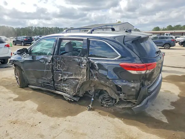 5TDJZRFH7JS825835 2018 TOYOTA HIGHLANDER - Image 2