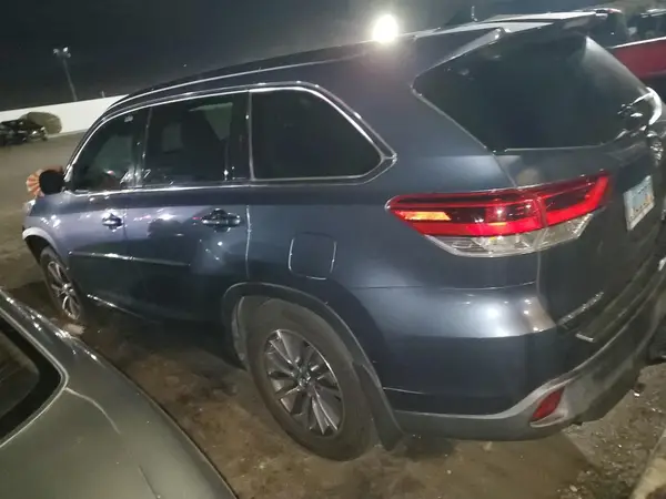 5TDJZRFH7JS831599 2018 TOYOTA HIGHLANDER - Image 2