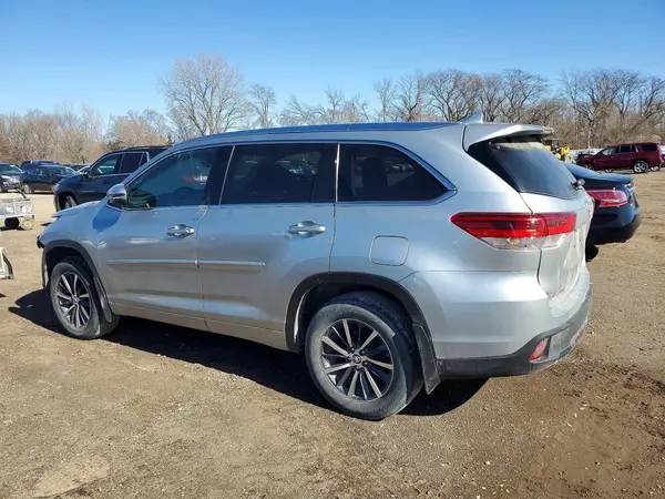 5TDJZRFH7JS832395 2018 TOYOTA HIGHLANDER - Image 2