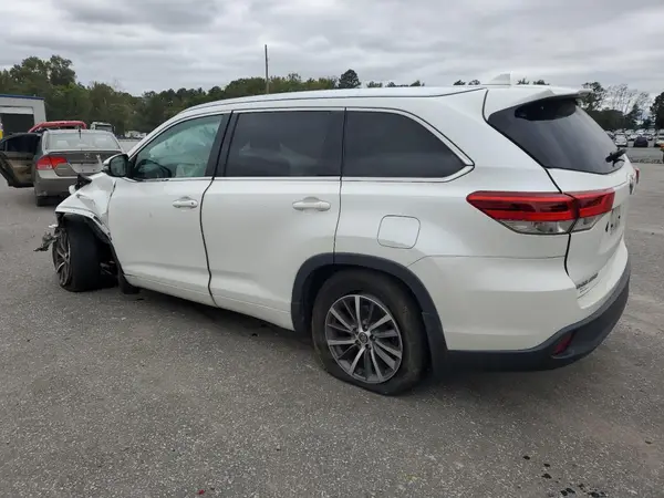 5TDJZRFH7JS833093 2018 TOYOTA HIGHLANDER - Image 2