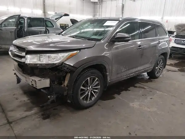 5TDJZRFH7JS834907 2018 TOYOTA HIGHLANDER - Image 2