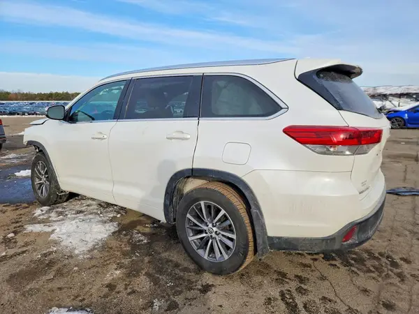 5TDJZRFH7JS841338 2018 TOYOTA HIGHLANDER - Image 2