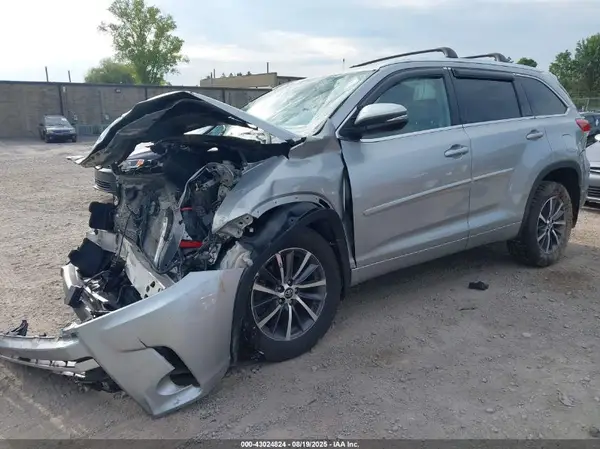 5TDJZRFH7JS841968 2018 TOYOTA HIGHLANDER - Image 2