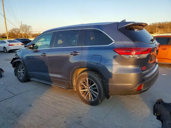 5TDJZRFH7JS844921 2018 TOYOTA HIGHLANDER - Image 2
