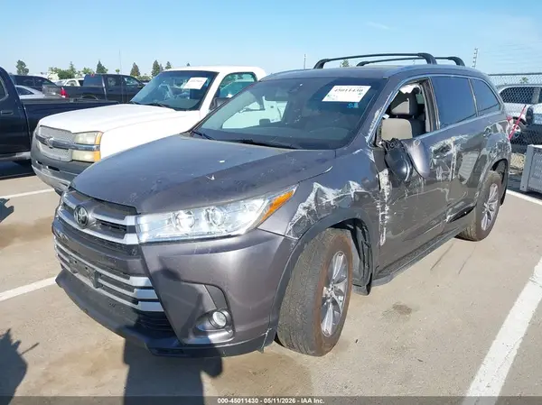 5TDJZRFH7JS847401 2018 TOYOTA HIGHLANDER - Image 2
