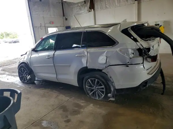 5TDJZRFH7JS849844 2018 TOYOTA HIGHLANDER - Image 2