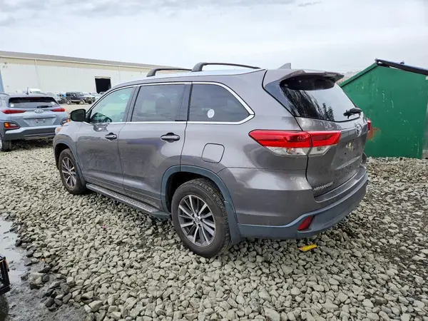 5TDJZRFH7JS854901 2018 TOYOTA HIGHLANDER - Image 2