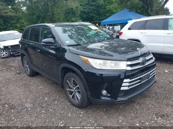 5TDJZRFH7JS863016 2018 TOYOTA HIGHLANDER - Image 1