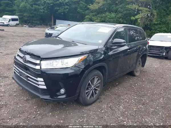 5TDJZRFH7JS863016 2018 TOYOTA HIGHLANDER - Image 2