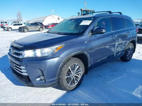 5TDJZRFH7JS867633 2018 TOYOTA HIGHLANDER - Image 2