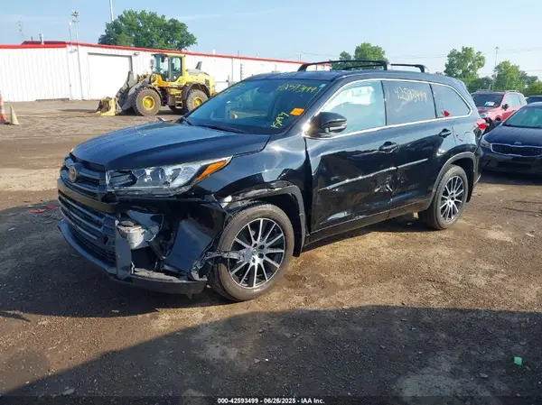 5TDJZRFH7JS868717 2018 TOYOTA HIGHLANDER - Image 2