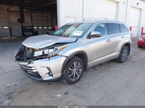5TDJZRFH7JS872315 2018 TOYOTA HIGHLANDER - Image 2