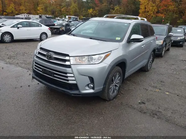 5TDJZRFH7JS875425 2018 TOYOTA HIGHLANDER - Image 2