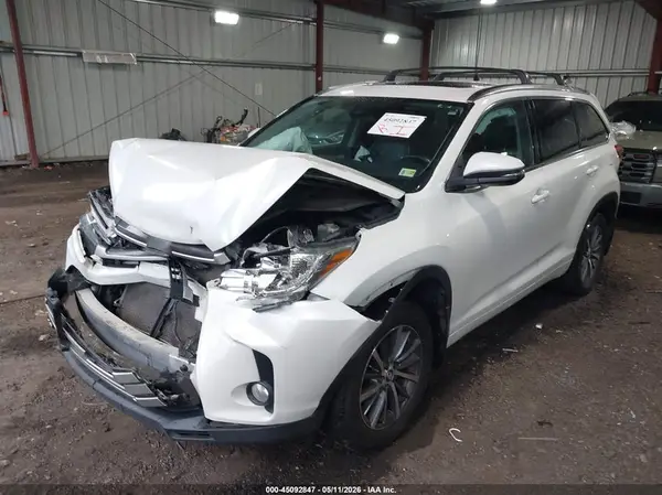 5TDJZRFH7JS889857 2018 TOYOTA HIGHLANDER - Image 2
