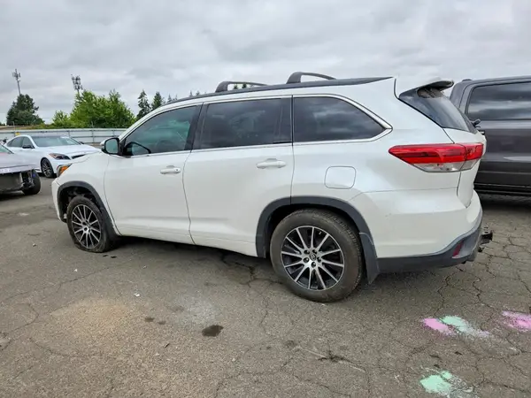 5TDJZRFH7JS895058 2018 TOYOTA HIGHLANDER - Image 2