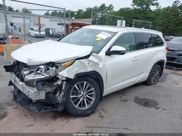 5TDJZRFH7JS895822 2018 TOYOTA HIGHLANDER - Image 2