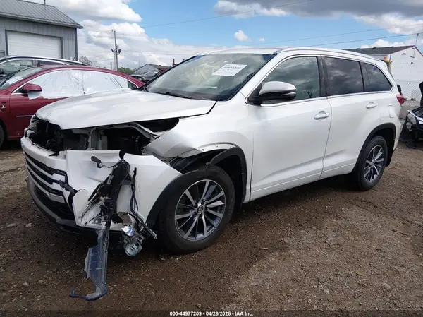 5TDJZRFH7JS895948 2018 TOYOTA HIGHLANDER - Image 2