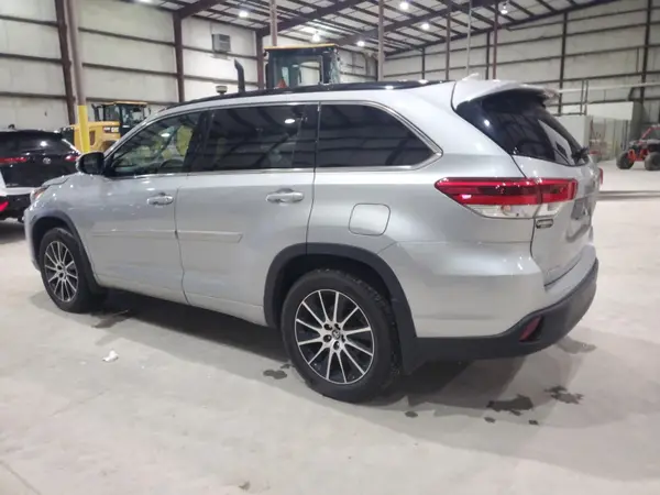 5TDJZRFH7JS899840 2018 TOYOTA HIGHLANDER - Image 2