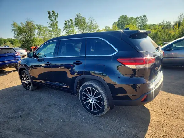 5TDJZRFH7JS900436 2018 TOYOTA HIGHLANDER - Image 2