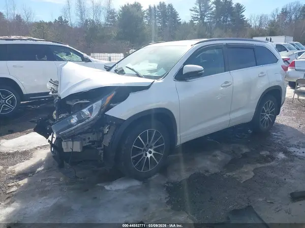 5TDJZRFH7JS901585 2018 TOYOTA HIGHLANDER - Image 2