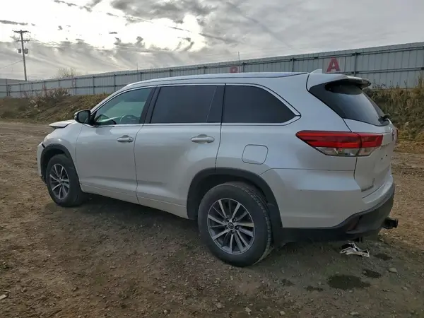5TDJZRFH7JS902073 2018 TOYOTA HIGHLANDER - Image 2