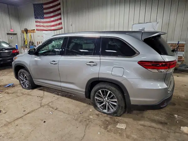 5TDJZRFH7JS911727 2018 TOYOTA HIGHLANDER - Image 2