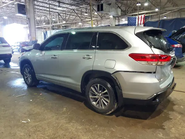 5TDJZRFH7JS914868 2018 TOYOTA HIGHLANDER - Image 2