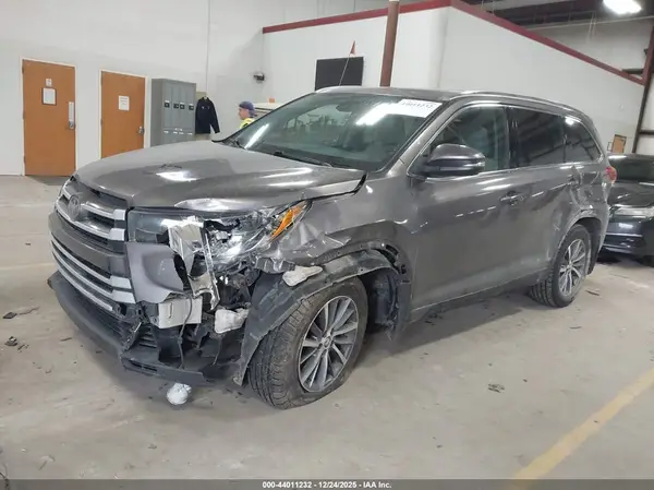 5TDJZRFH7KS572663 2019 TOYOTA HIGHLANDER - Image 2