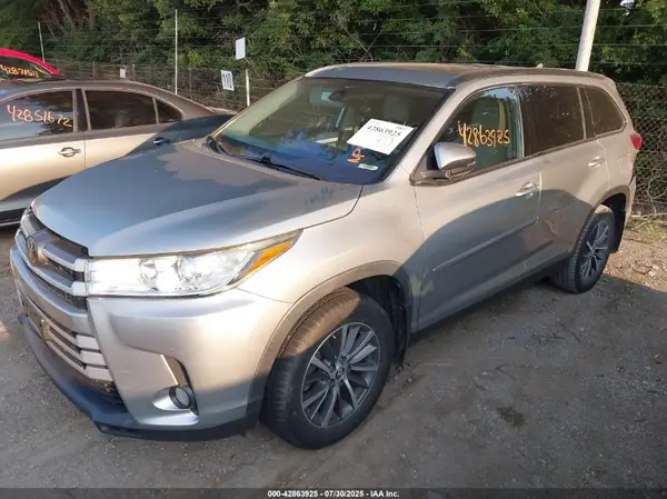 5TDJZRFH7KS575157 2019 TOYOTA HIGHLANDER - Image 2