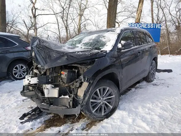 5TDJZRFH7KS576597 2019 TOYOTA HIGHLANDER - Image 2