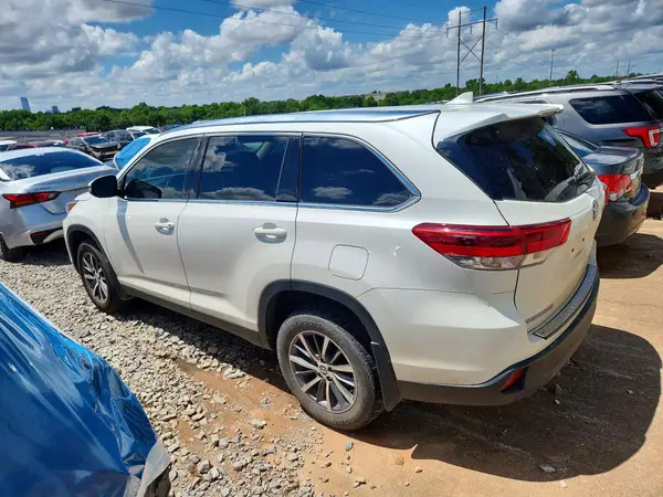 5TDJZRFH7KS576874 2019 TOYOTA HIGHLANDER - Image 2