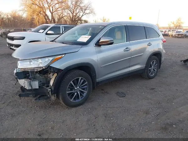 5TDJZRFH7KS582898 2019 TOYOTA HIGHLANDER - Image 2