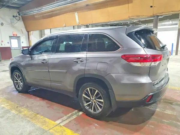 5TDJZRFH7KS584697 2019 TOYOTA HIGHLANDER - Image 2