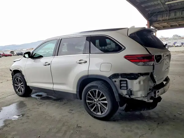5TDJZRFH7KS590645 2019 TOYOTA HIGHLANDER - Image 2