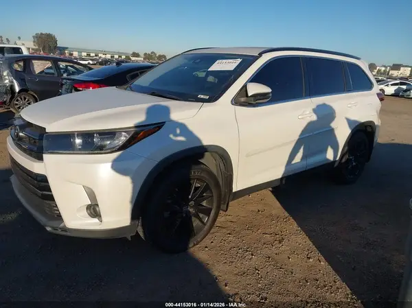 5TDJZRFH7KS608741 2019 TOYOTA HIGHLANDER - Image 2