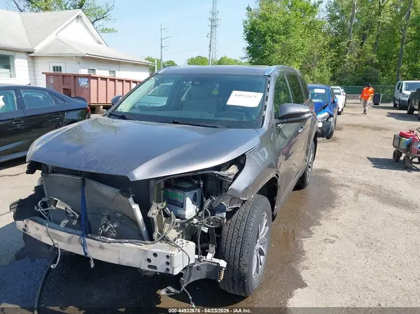 5TDJZRFH7KS610439 2019 TOYOTA HIGHLANDER - Image 2