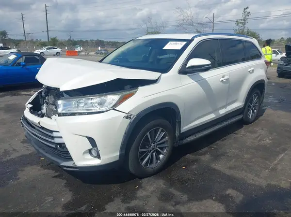 5TDJZRFH7KS610795 2019 TOYOTA HIGHLANDER - Image 2