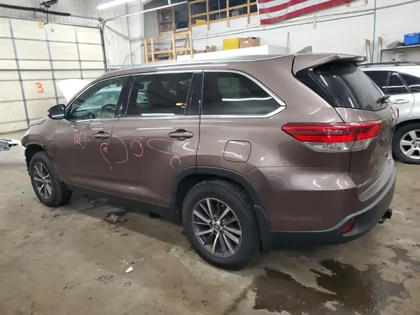 5TDJZRFH7KS950982 2019 TOYOTA HIGHLANDER - Image 2