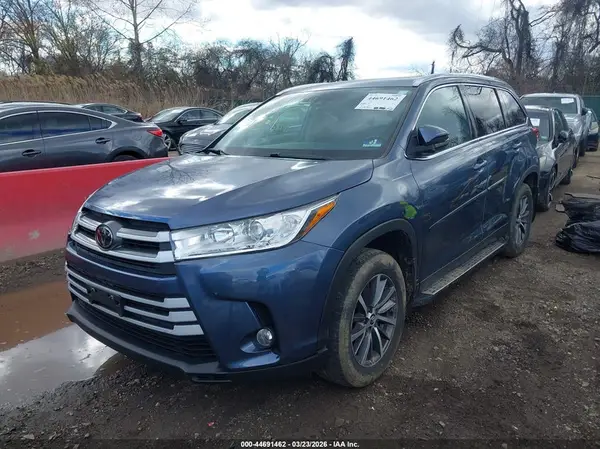 5TDJZRFH7KS951582 2019 TOYOTA HIGHLANDER - Image 2
