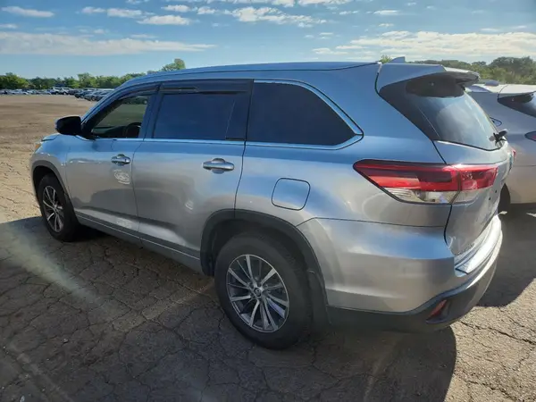 5TDJZRFH8HS364669 2017 TOYOTA HIGHLANDER - Image 2