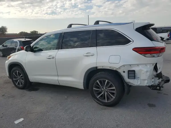 5TDJZRFH8HS364803 2017 TOYOTA HIGHLANDER - Image 2