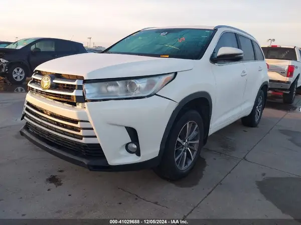 5TDJZRFH8HS367247 2017 TOYOTA HIGHLANDER - Image 2