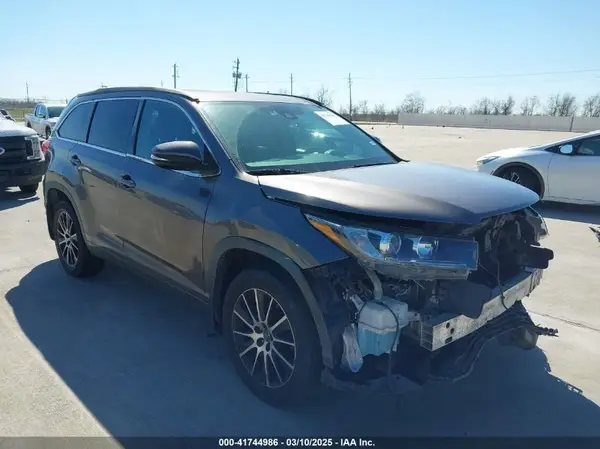 5TDJZRFH8HS368799 2017 TOYOTA HIGHLANDER - Image 1
