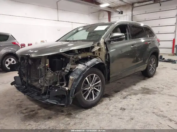 5TDJZRFH8HS379589 2017 TOYOTA HIGHLANDER - Image 2
